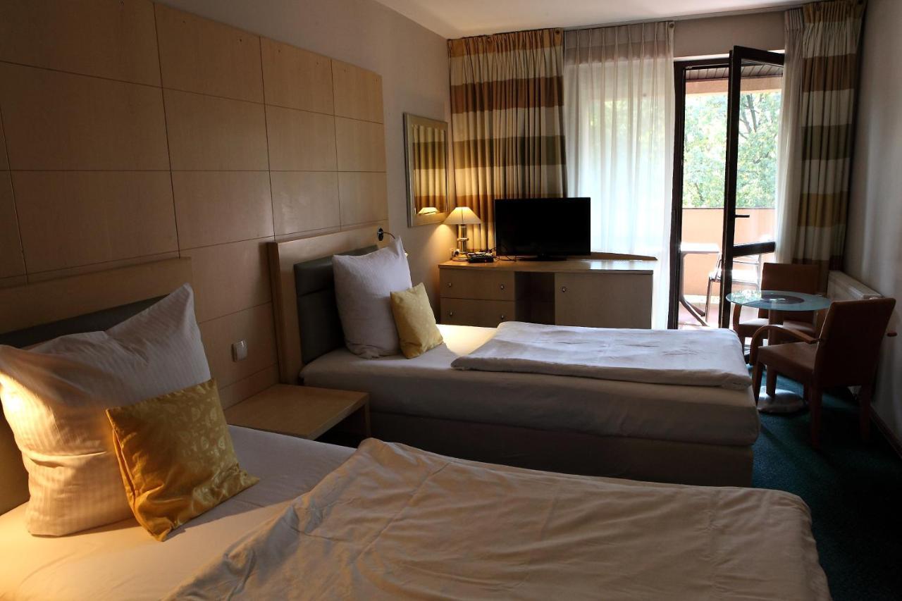 Hotel Katrina Ostrzeszow Bagian luar foto