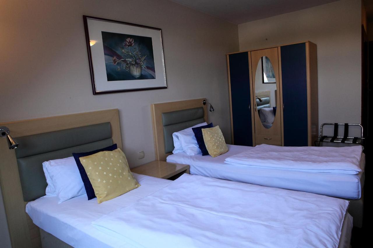Hotel Katrina Ostrzeszow Bagian luar foto