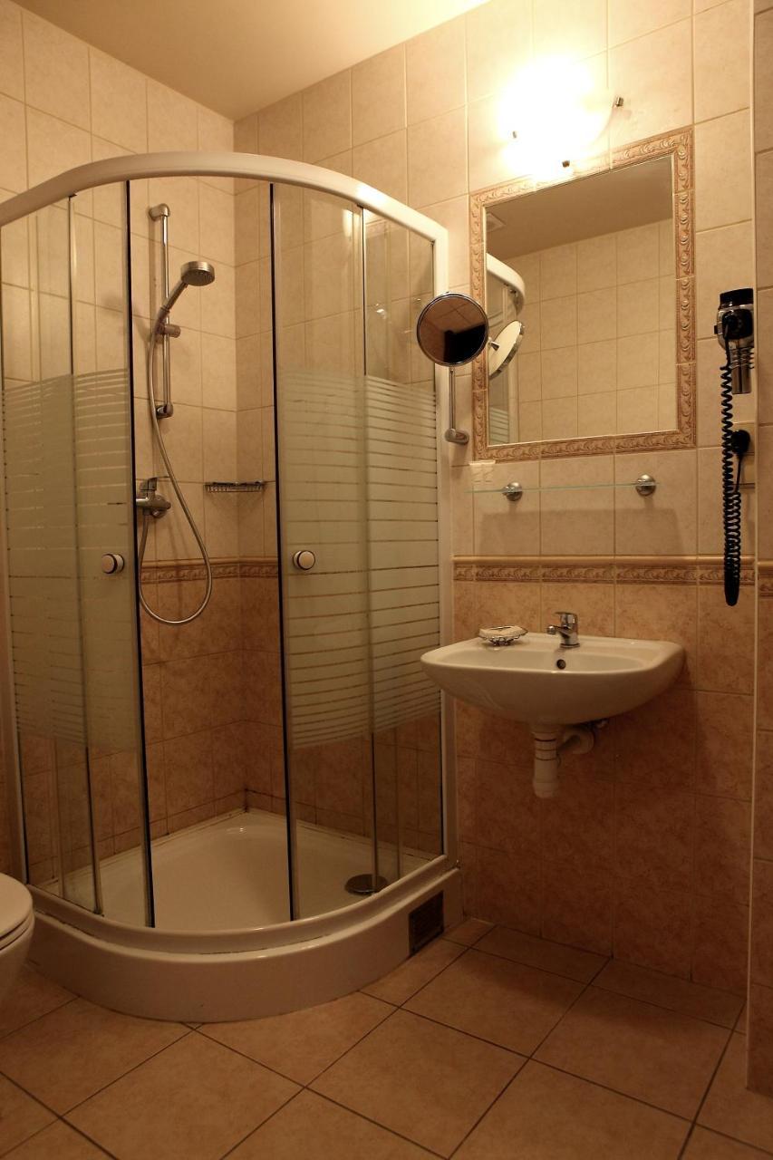 Hotel Katrina Ostrzeszow Bagian luar foto
