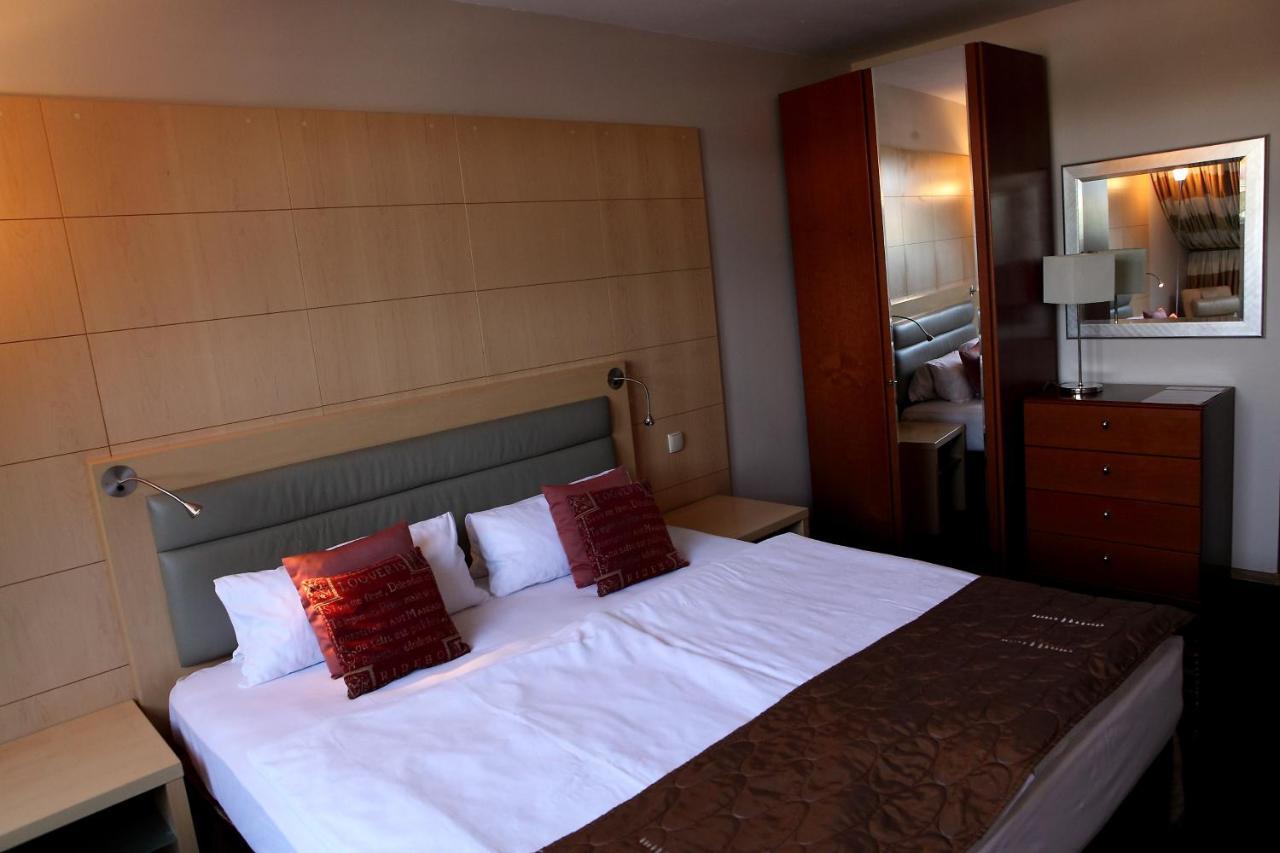 Hotel Katrina Ostrzeszow Bagian luar foto