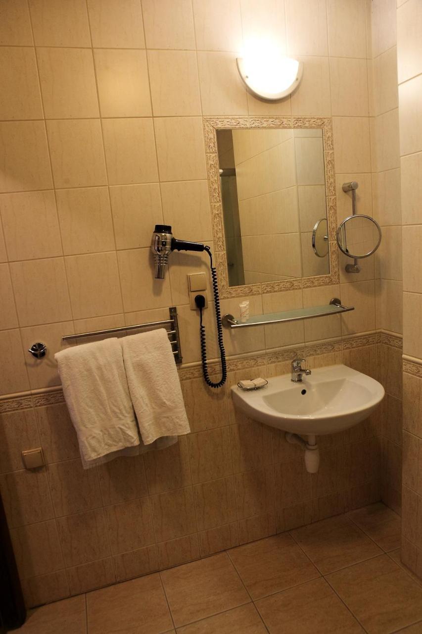 Hotel Katrina Ostrzeszow Bagian luar foto