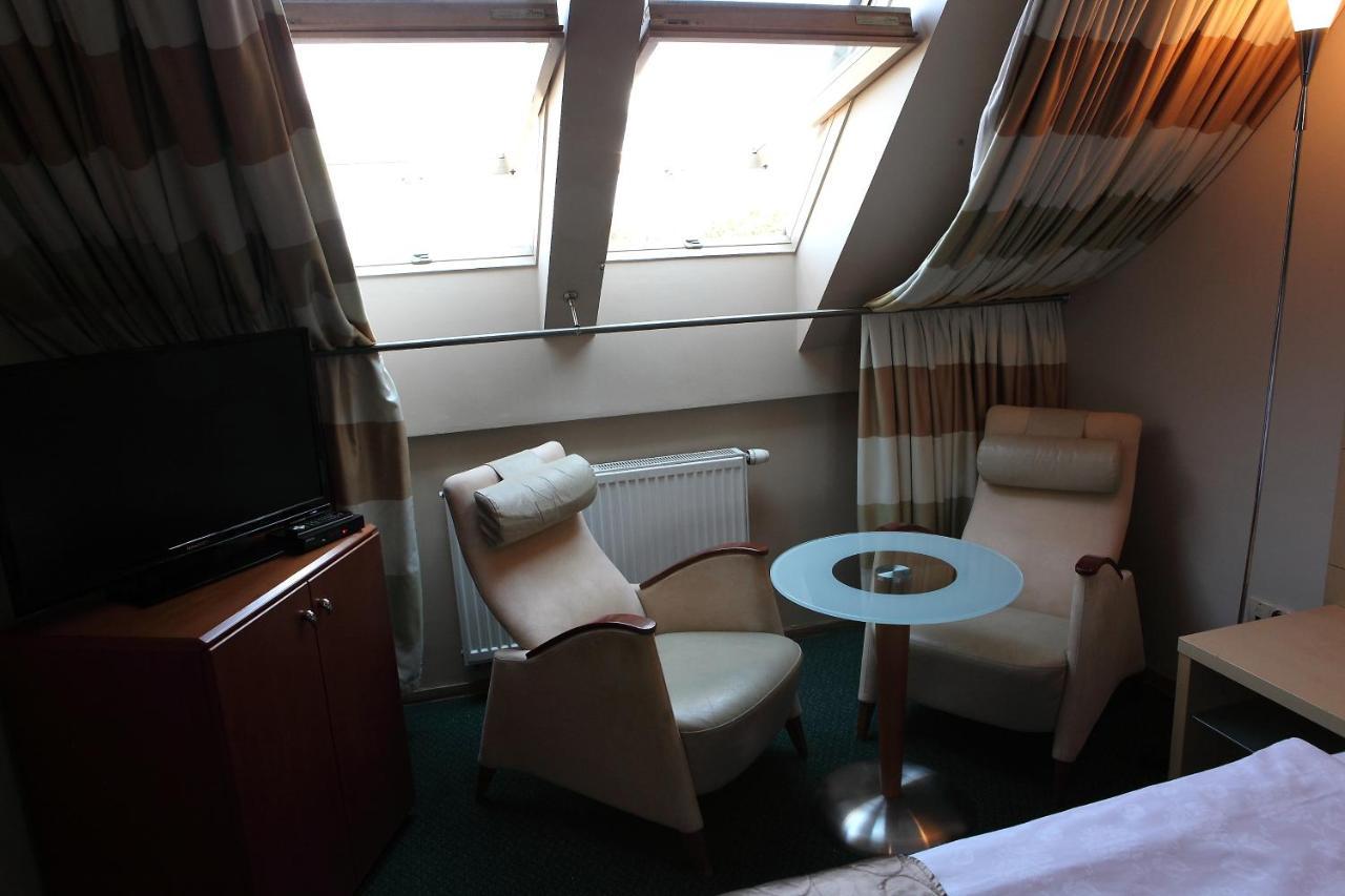 Hotel Katrina Ostrzeszow Bagian luar foto