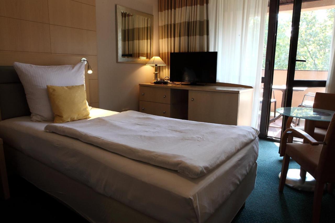 Hotel Katrina Ostrzeszow Bagian luar foto